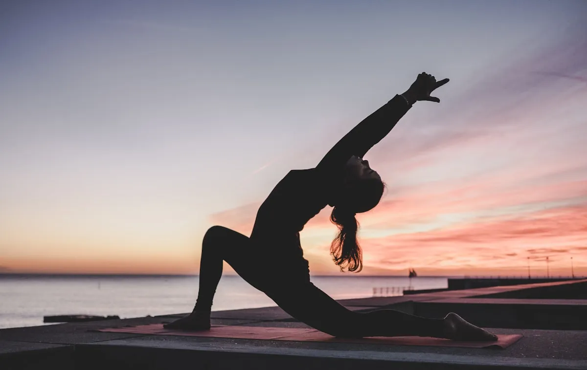 Yoga la salutation au soleil : routine matinale pour démarrer chaque jour